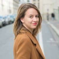 Marie-Valentine de profile, souriante